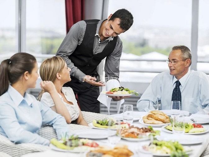 Nhân viên phục vụ có thái độ tốt 