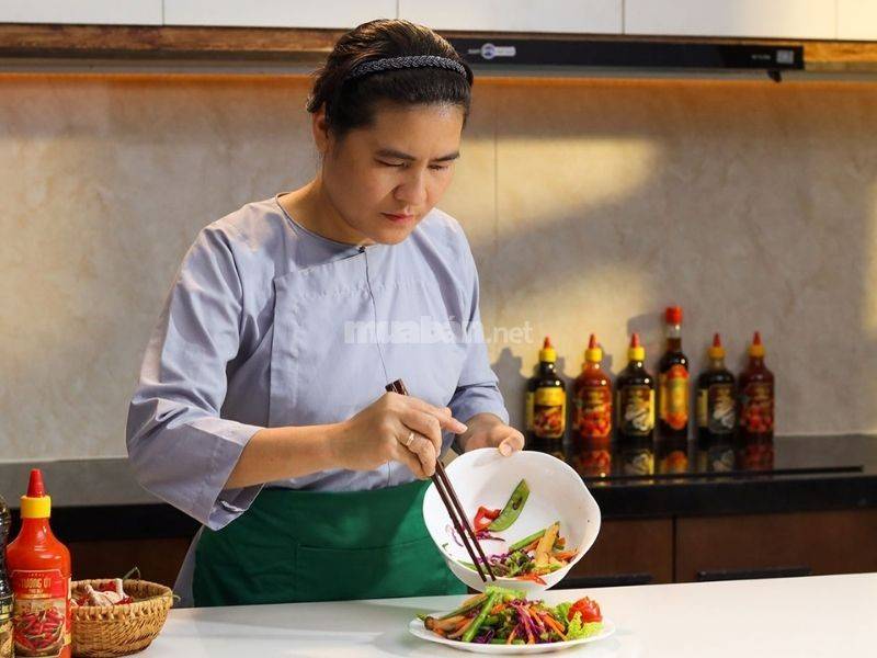 Đầu bếp nấu ăn tại nhà hàng chay