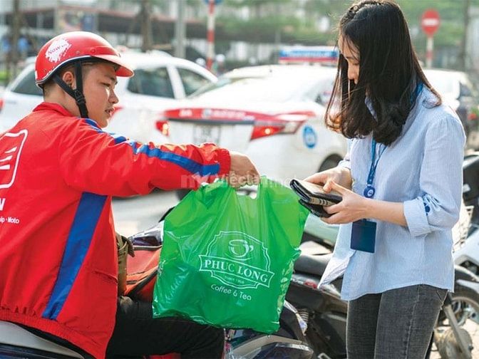 Nhân viên giao hàng đồ ăn