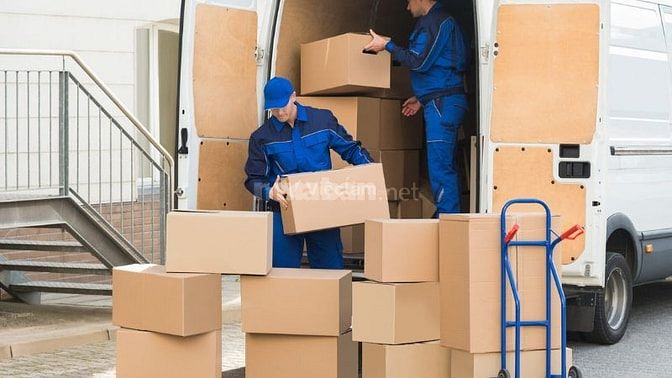 Công việc bốc xếp khá nặng cần nhiều sức khỏe