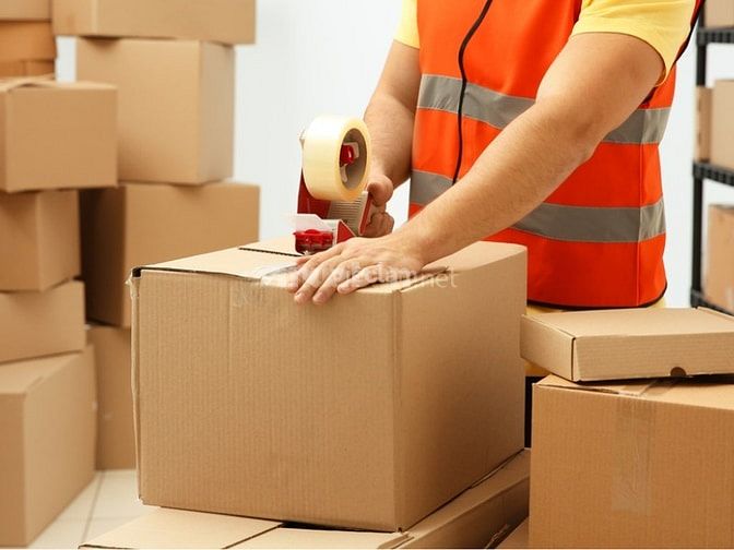 Nhân viên đóng gói hàng tại Cần Thơ 