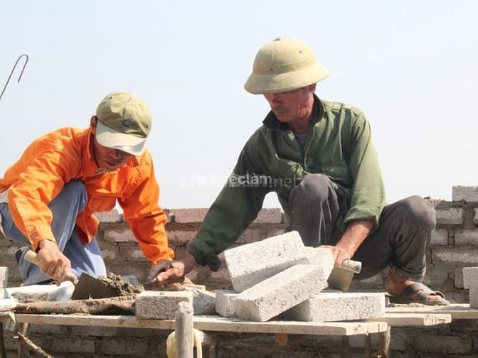 Phụ hồ là một công việc khá cực nhọc