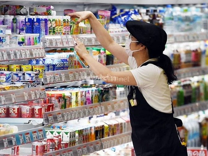 Nhân viên cửa hàng tiện lợi sắp xếp lại hàng hóa