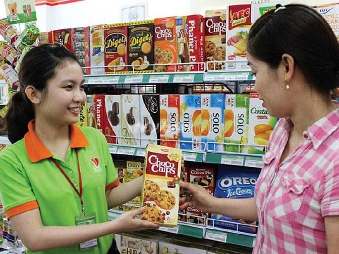Nhân viên giới thiệu sản phẩm cho khách