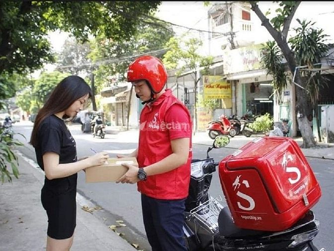 Nhân viên giao hàng cho khách