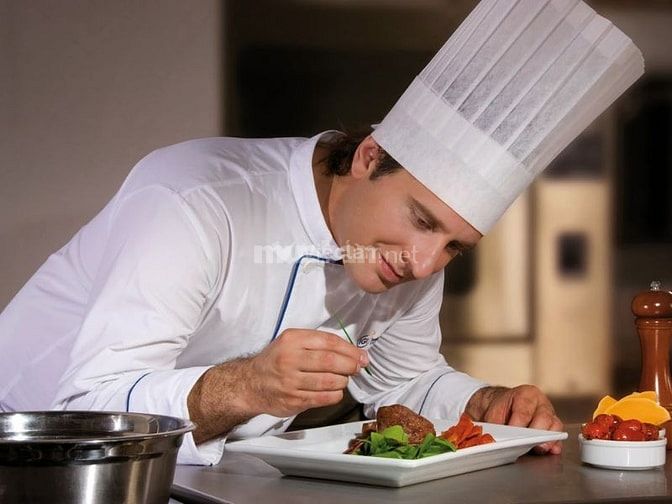 Phụ bếp trang trí món ăn trước khi mang cho khách
