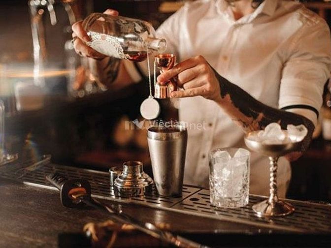 Nhân viên pha chế làm việc
