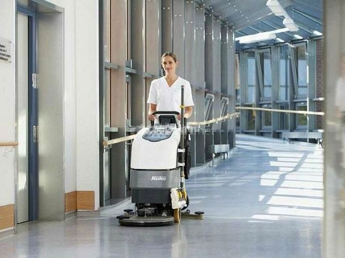 Nhân viên tạp vụ hỗ trợ như vệ sinh, dọn dẹp trong Khu Công nghiệp Sóng Thần.