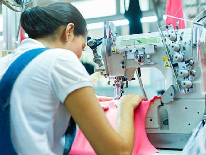 Công nhân may mẫu thời vụ tại Hóc Môn