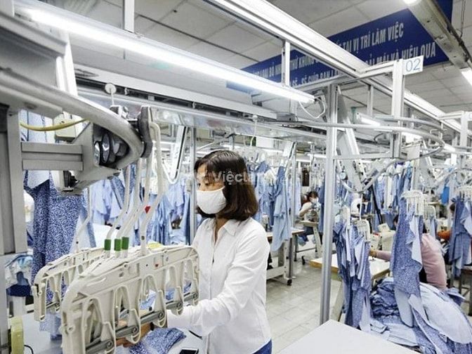 Công nhân may hoàn thiện sản phẩm thời vụ tại Hóc Môn