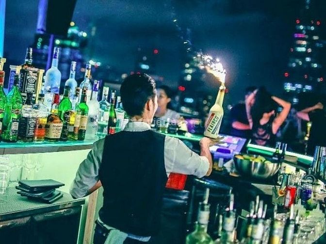 Chào đón và hướng dẫn khách gọi món