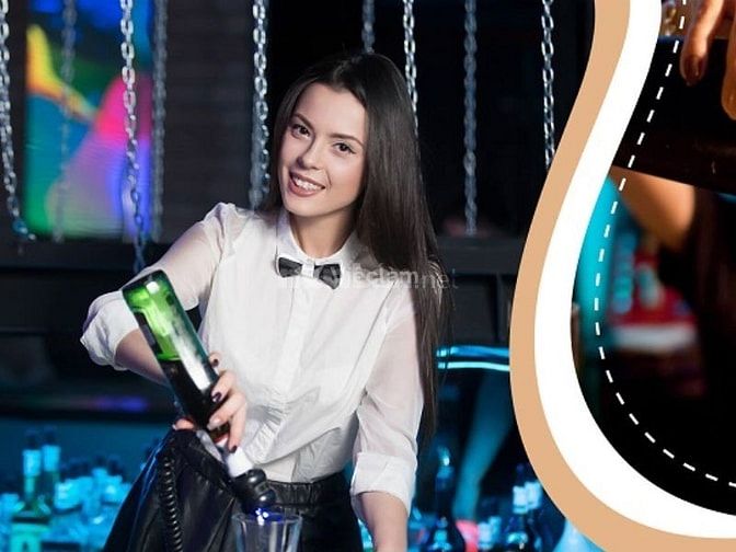 Luôn giữ thái độ vui vẻ, kiên nhẫn khi làm nhân viên phục vụ quán bar