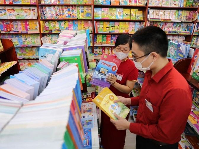 Nhân viên bán hàng tại nhà sách
