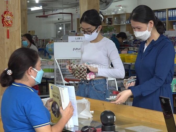 Nhân viên thu ngân ở nhà sách