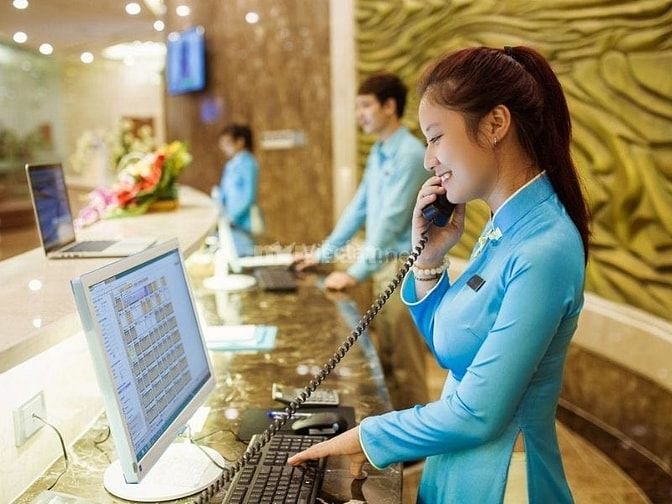 Nhân viên lễ tân tại khách sạn