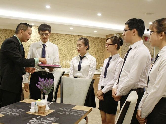 Nhân viên phục vụ tại nhà hàng
