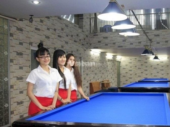 Nhân viên phục vụ bida chào đón và phục vụ khách hàng