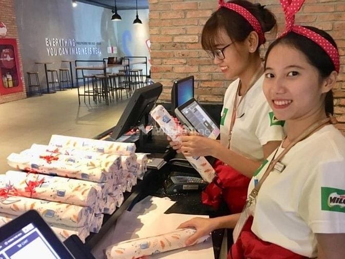 Nhân viên bán vé tại rạp phim