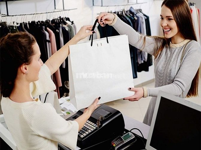 Nhân viên bán hàng part-time tại cửa hàng thời trang