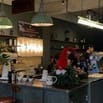 Anh nhận thêm 2 bạn đứng bán hàng cho khách 