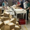 Qua lễ Tuyển nhân viên nam nữ phụ soạn hàng xếp hàng trong kho gói quà