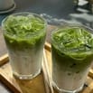 NV tiệm bán đồ uống matcha hòa tan