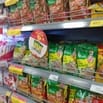 Tập hóa cần 3 Nam Nữ phụ bán hàng trong coi cửa hàng 
