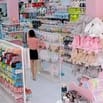 CỬA HÀNG CẦN 3NAM NỮ ĐĐỨNG BÁN HÀNG TẠI QUẦY 