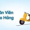 Nhân viên giao hàng bằng xe máy tại Hà Nội