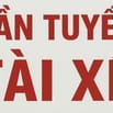Lái xe tải chở gạch men bốc hàng cùng với phụ xe