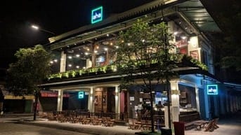 NHƯỢNG QUÁN CAFE LÔ GÓC KHU ĐỖ QUANG - MẶT TIỀN 15M- GIÁ THUÊ RẺ 2xtr