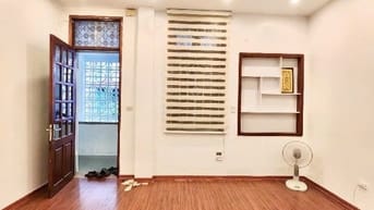 NHÀ TẬP THỂ HOÀNG QUỐC VIỆT-80m2- CÓ SỔ RIÊNG - OTO ĐỖ TRÁNH GẦN NHÀ