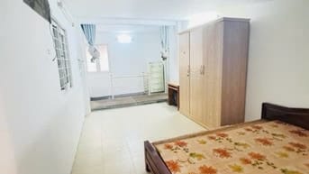 Tập Thể Chùa Láng. Đống Đa. HN ô tô đỗ chân cầu thang. Cực nhiều trườn
