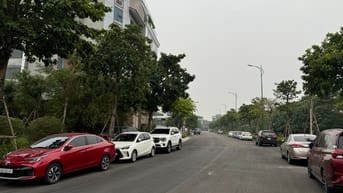 BÁN NHÀ LIỀN KỀ PHỐ THẠCH BÀN - CỔ LINH GẦN KHU ELEGANT PARK VILA 