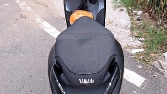 Tay ga  Yamaha Janus mới dán lại keo