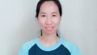 Chăm bé va giúp việc nhà nấu ăn 