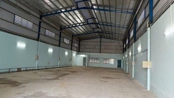 Cho thuê kho xưởng DT 700 m2, có văn phòng, điện 3 pha, mặt đường 835