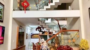 Chính chủ cần bán căn nhà đang ở hẻm Đoàn Văn Bơ phường 16 quận 4.  