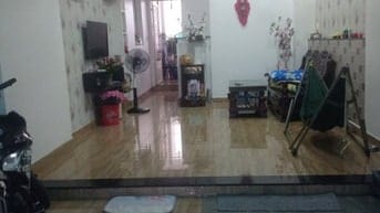 Ban nha mat tien khu dan cu ten lua .khu vuc mua ban sam uat gan cho