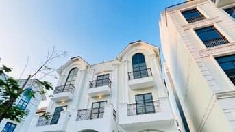 Biệt thự 3 tầng nhà đẹp sẵn máy lạnh, thang máy, ngăn phòng đầy đủ