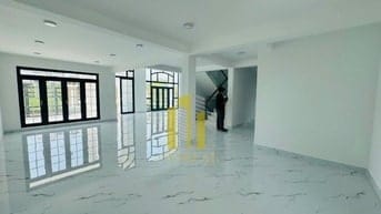 BIỆT THỰ VĂN PHÒNG SÀN TRỐNG GIÁ 90 TRIỆU - THANG MÁY