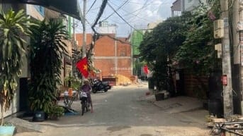Nhà HXH Lạc Long Quân, P9, Tân Bình. DT 12x30m