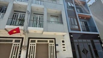 Nhà chính chủ bán gấp 1 trệt 2 lầu đường xe hơi 7m. Nhà xây ở kiên cố