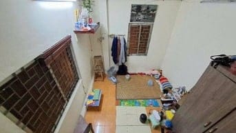 2 NGOẶT TỪ MẶT PHỐ VÀO, XE MÁY TRÁNH NHAU THỎA MÁI,TRƯỚC NHÀ NGÕ THÔNG