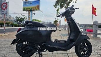 Vespa Sprint Notte đời 2020 màu đen nhám.