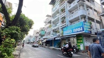 Cho thuê nhà góc 2 mặt tiền Nguyễn Tiêu La, Quận 10, 400m2 sàn.
