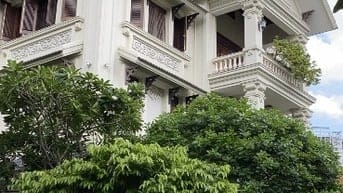Bán biệt thự Nguyễn Thị Định 239mx4tầng bán 135 tỷ. 