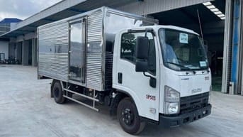 ISUZU QKR 270 thùng kín tải 2,4-2,7 tấn