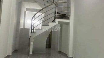 Cần cho thuê nhà sau lưng nhà mặt tiền đường Nam Kì Khởi Nghia, Quận 3