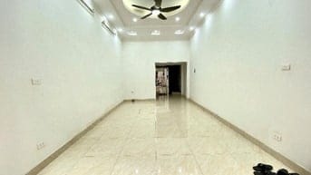 Cầu Giấy ngõ thông oto qua kinh doanh sầm uất. Nhà đẹp thang máy.